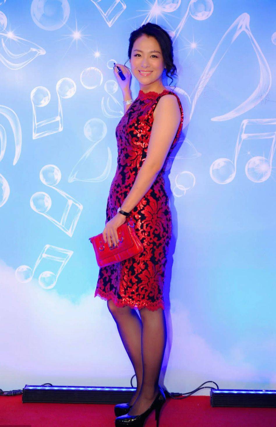 47岁沈傲君难逃中年发福,身材圆润气质却变高级,穿搭有贵妇范_女人