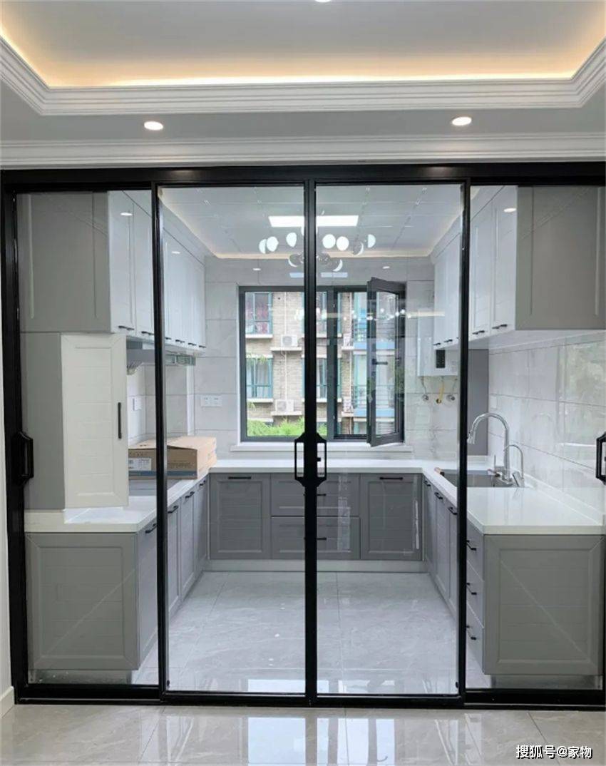 厨房别再装推拉门!如今流行这种"pd门",美观省空间,实用性强