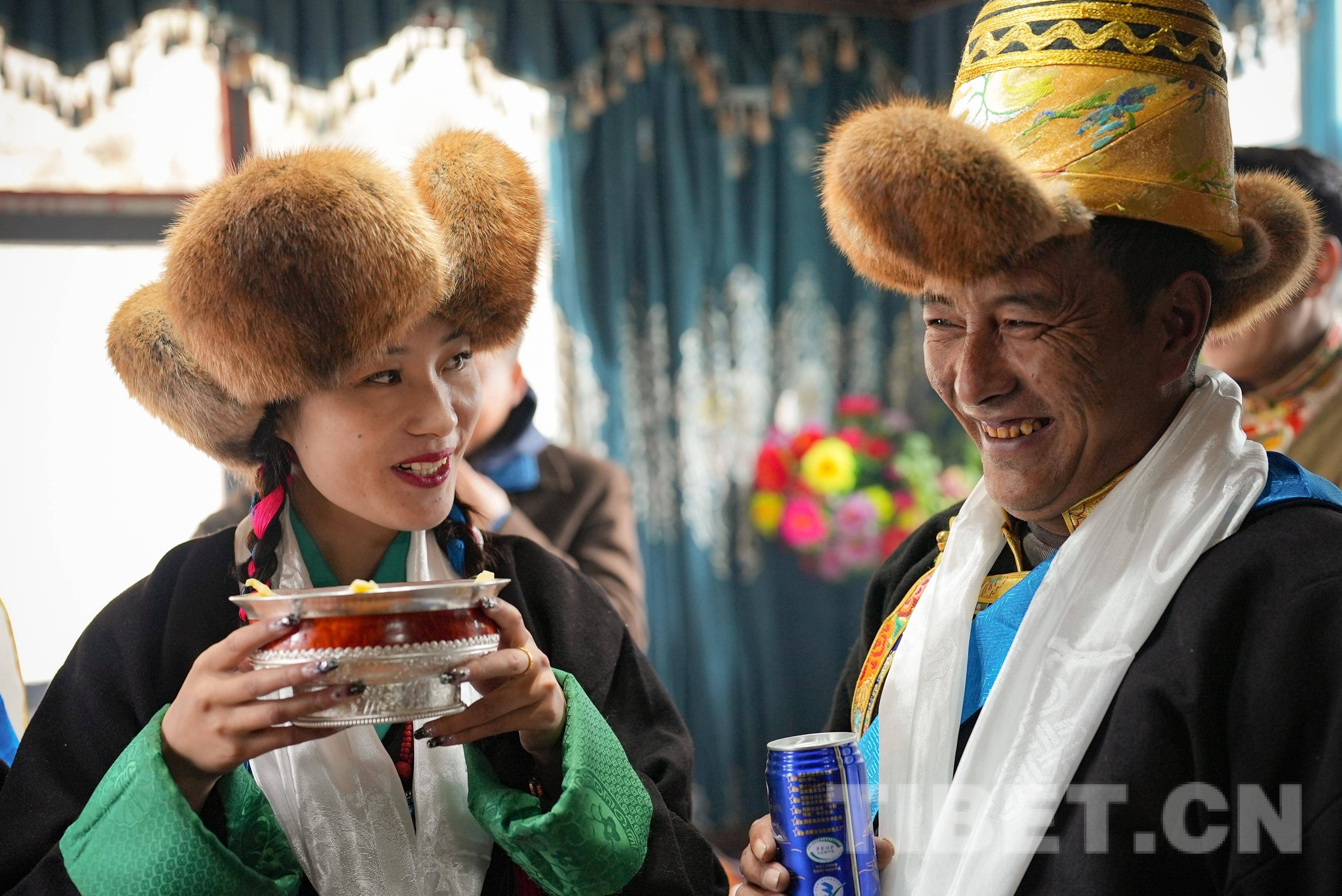 图为藏历新年初一,玉麦乡纽林塘村换上节日盛装,手持青稞酒相互祝福的