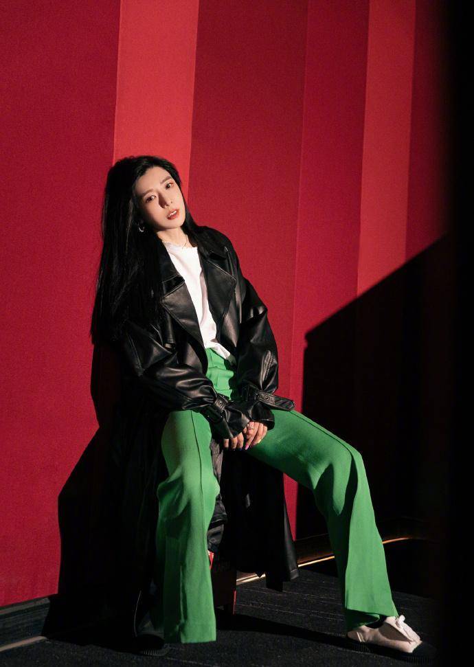 "宅男女神"周韦彤挣钱商演捞金,时尚袜秀电线腿,户外卖力唱跳_花瓶