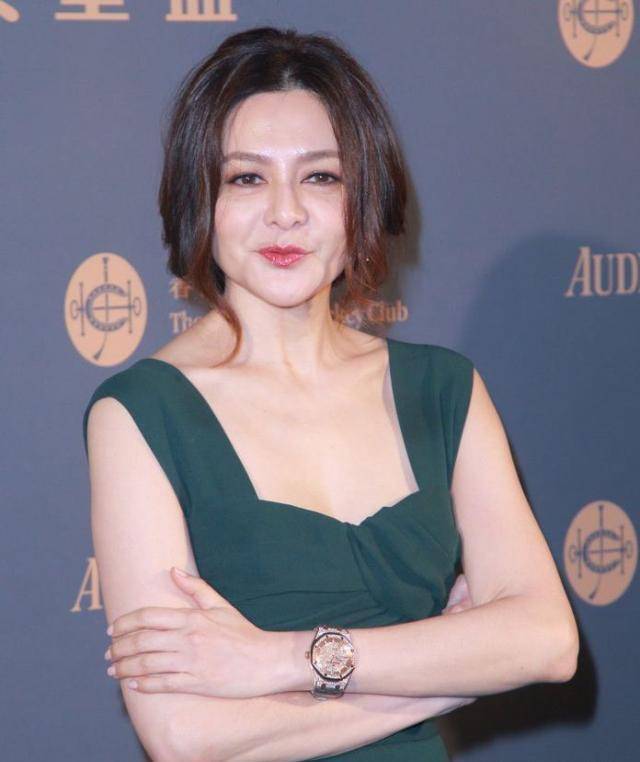 57歲關之琳近照曝光,身穿深v長花裙顯好身材,優雅的