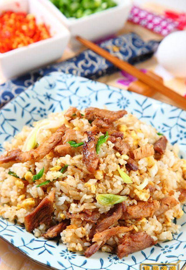 【蒜苗回锅肉炒饭】食材:回锅肉70公克,蒜苗1根,冷白饭1碗,蛋1个调味