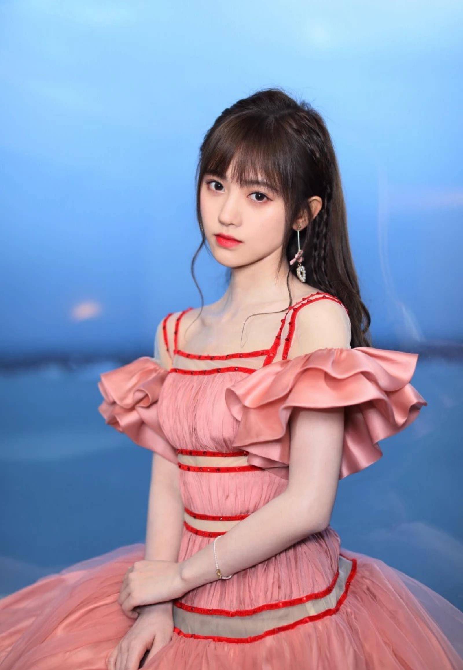 为凹造型,鞠婧祎全身都在努力,形似金刚芭比不协调_照片_感觉_肩膀