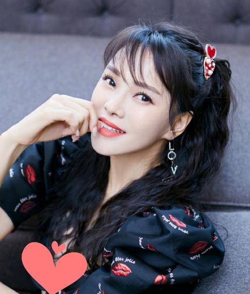 52岁伊能静太拼了,穿短裙大秀"筷子腿",女生看了都得难以接受_少女