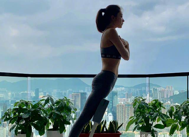 41岁熊黛林晒健身照,蝴蝶背"马甲线"成焦点,难怪被丈夫宠成宝_身材