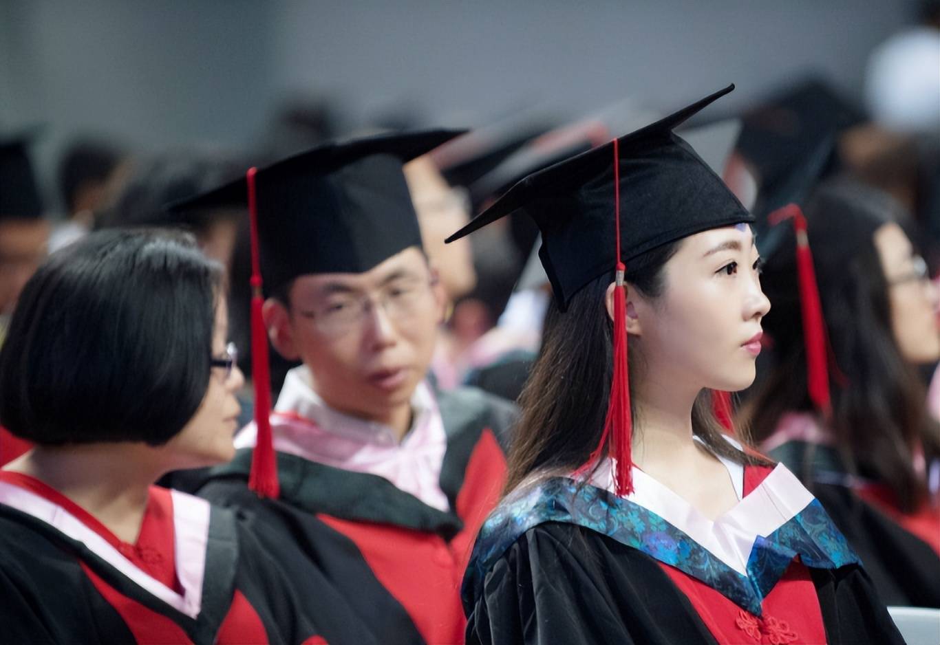 中科院女博士晒毕业照,却被质疑学历掺水,网友:你水一个我看看_女生