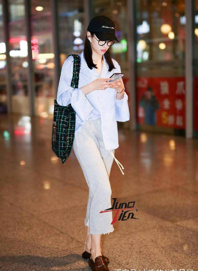 初秋看明星私服学穿搭,学生党也能穿出时尚感,气质是搭配出来的_牛仔