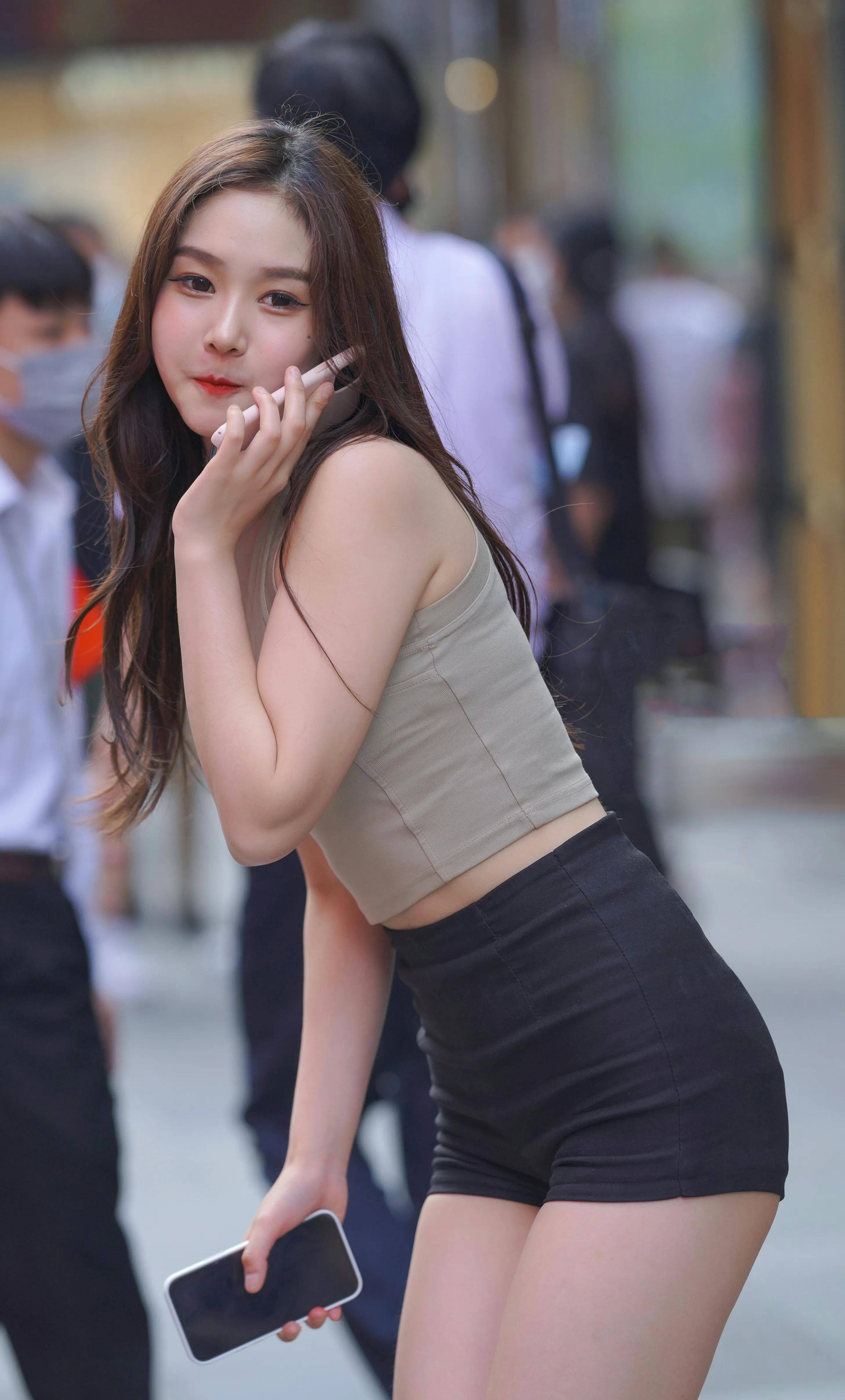 街拍:穿无袖紧身衣搭配紧身打底裤的小姐姐,身材曼妙,轻松又时尚