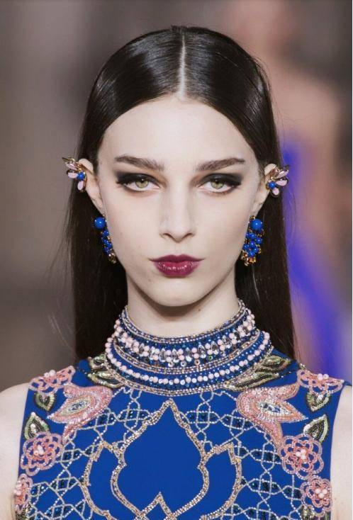 发型都让人想到了19世纪的女人,富贵而富丽堂皇,超模本人的气质就很