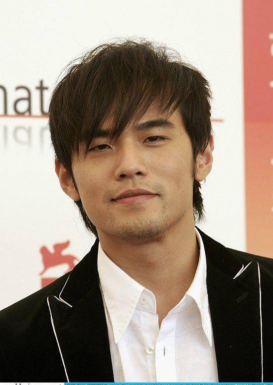 周杰伦中学时期练大提琴的照片曝光,穿白色校服,留中分头,非常青涩!