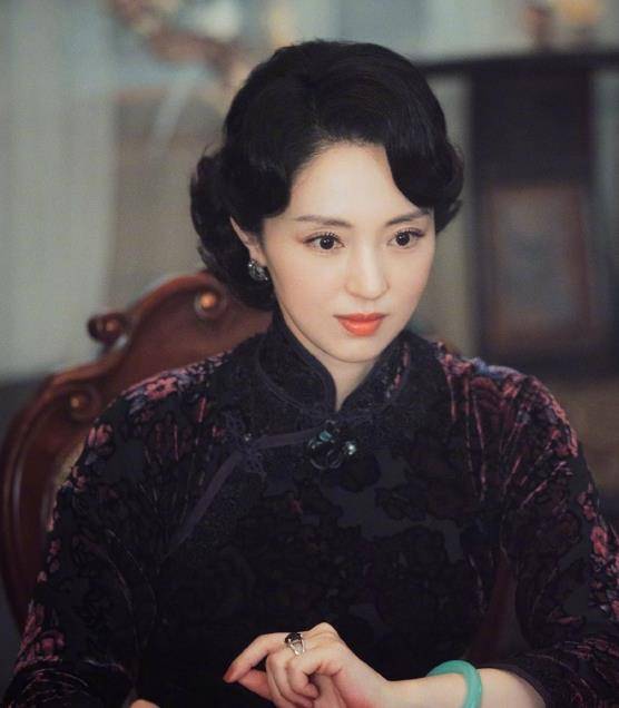 在这部剧里面的董璇没有穿古装,而是穿了旗袍