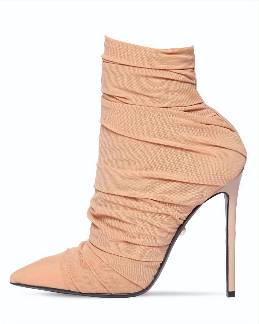 超模亚历山德拉·安布罗休选择了哪些时尚高跟鞋?_连衣裙_皮革_凉鞋