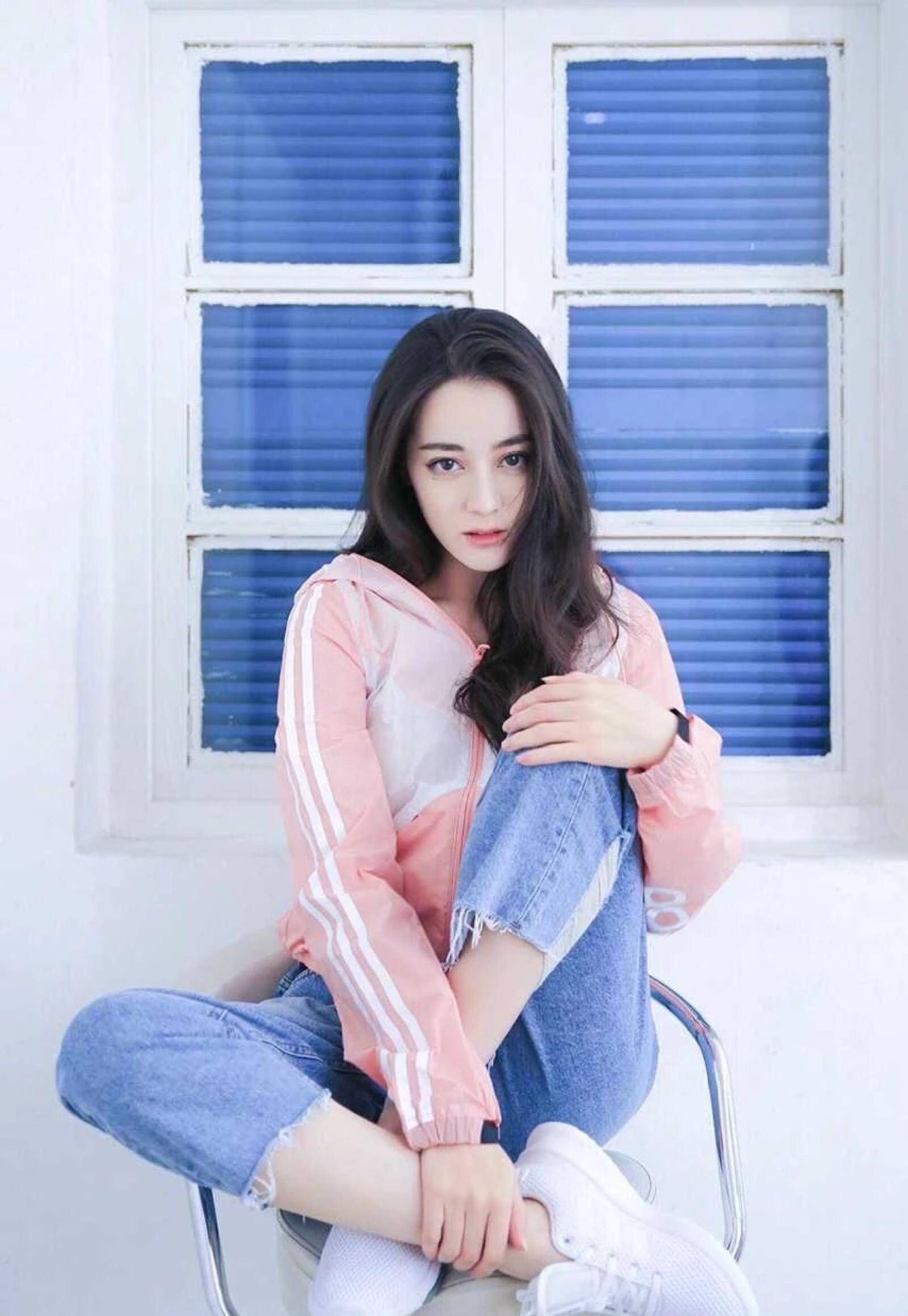 热巴活动现场照镜子,瞪大眼睛超可爱,网友:被自己美到了?