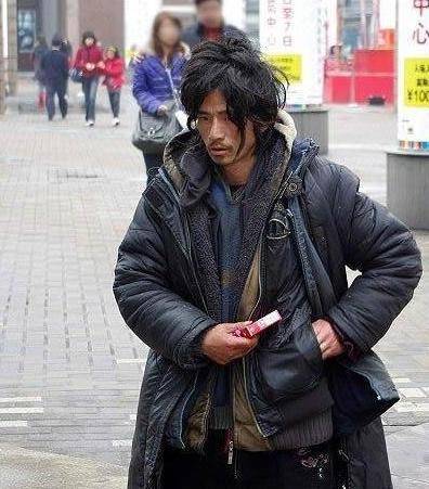 10年前火爆网络的"犀利哥",流落街头却帅气逼人,现在怎么样了_普通人