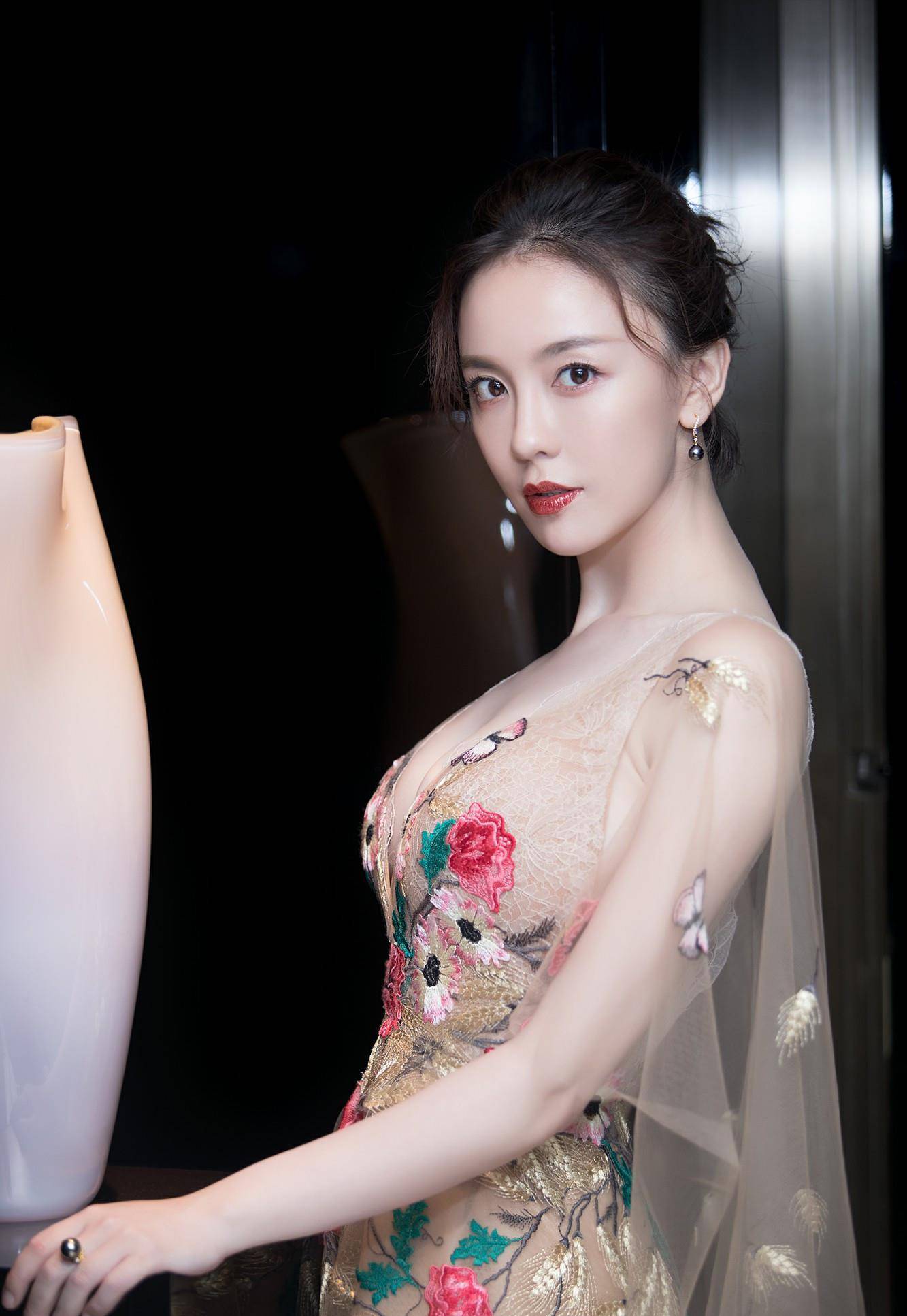 此外,张天爱作为一名演员也相当敬业,这一点可以从张天爱的形象中反映