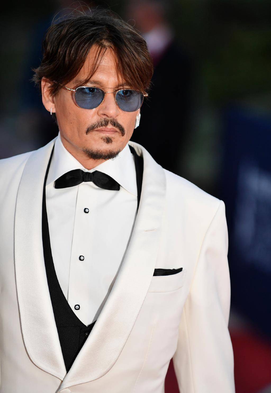 "杰克船长"约翰尼·德普现身活动,6个月没露面依旧是焦点_电影节