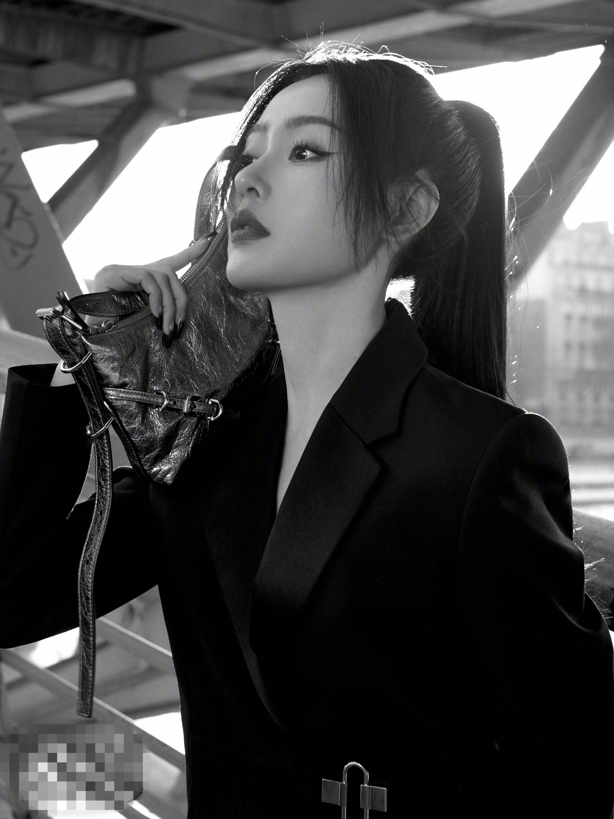 张天爱黑色职业装优雅写真_身材_网友_支持