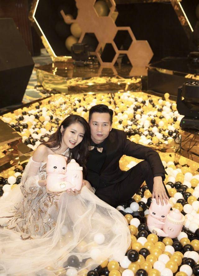 安以轩在豪宅晒带娃日常,儿子人小脚丫大,正面照露小猪鼻孔萌翻_牙齿