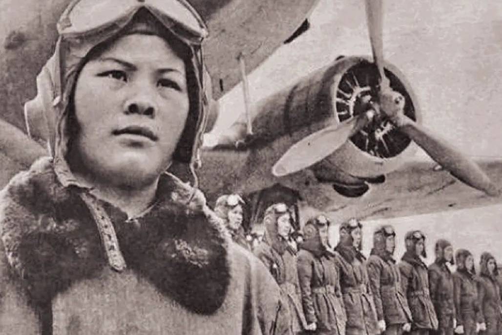 “新中国”历史上的今天|新中国第一批女航空员在首都举行起飞典礼
