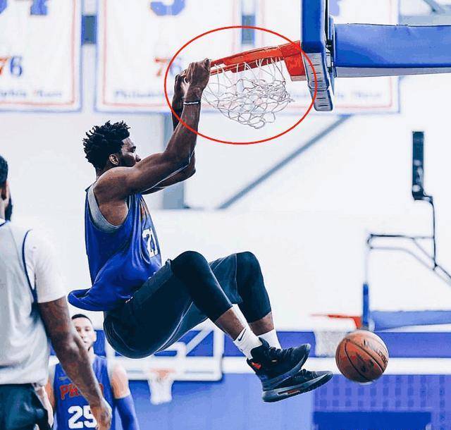 恩比德这手臂真粗,手臂对比不输詹姆斯,扣篮让篮筐变形_肌肉_的力量