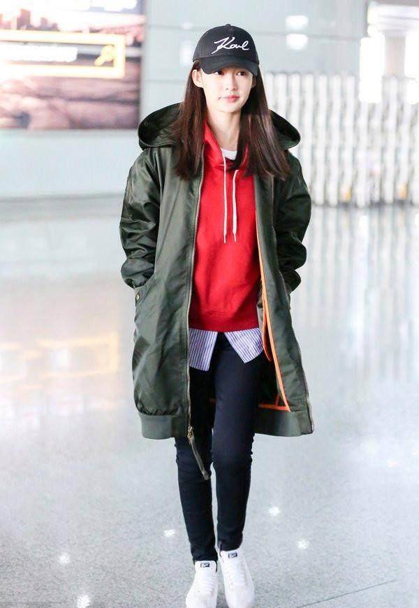 李沁穿"秋裤"现身,网友:秋裤终于能摘掉俗气的帽子了!