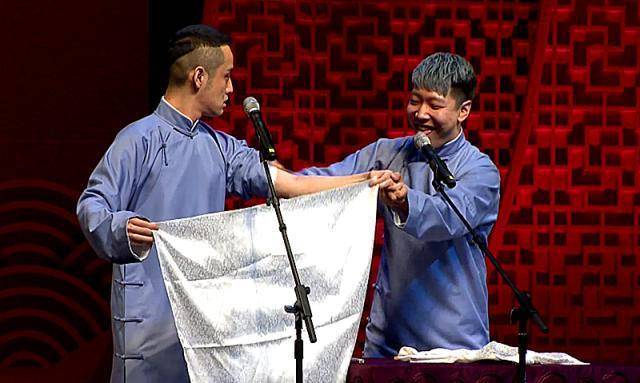 关键在相声表演的主体上,德云社的相声多是以传统相声为表演主线,表演