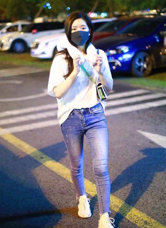 脸圆的女生穿衣有讲究,今夏建议这四种穿搭方式,赵露思穿了太瘦