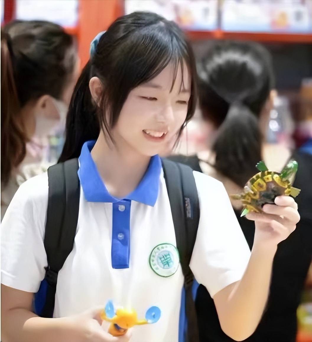 深圳校服意外"出圈",女高中生穿后清纯动人,这又是谁的白月光_设计