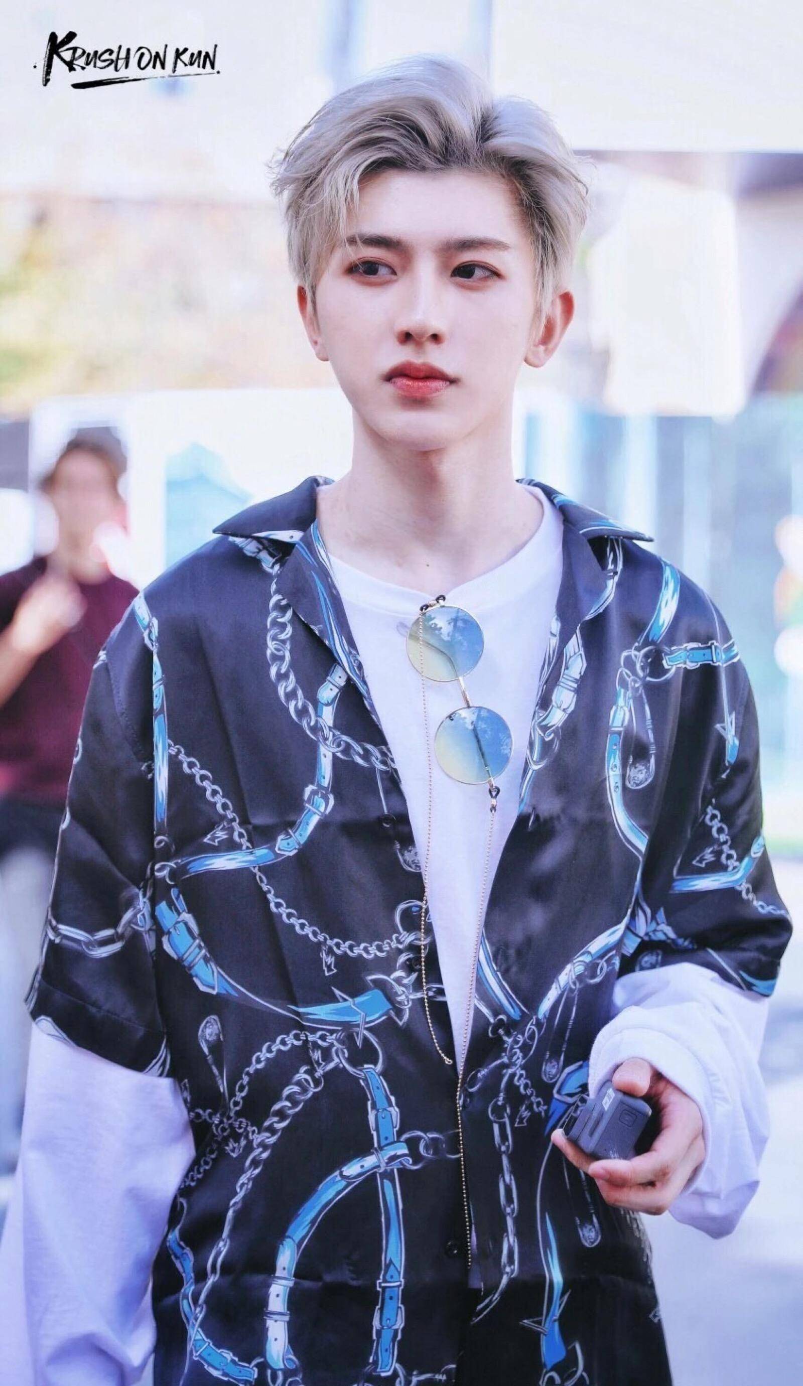 蔡徐坤高中旧照被扒,公主抱女生惹粉丝羡慕,面部表情暴露实力!