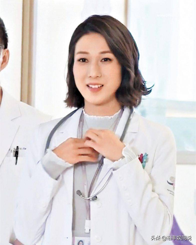 钟嘉欣收工后独自回寓所,期间不忘看剧本,因思念儿女情绪起伏大
