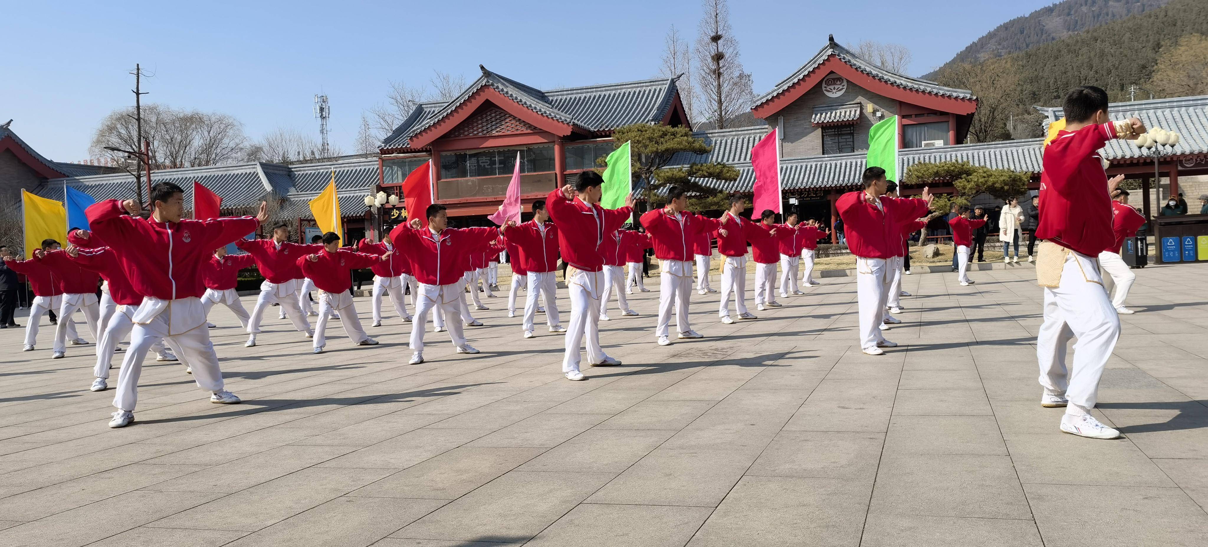 青年时期,他在墙上打千层纸,打"红小兵拳"到"民兵拳",练3个重两斤半的