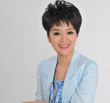 东方卫视主持人,嫁大10岁二婚男,老夫少妻令人羡慕_李菡_邱启明_南京