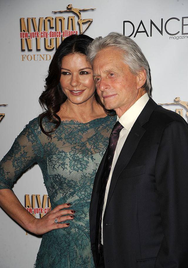 泽塔-琼斯与丈夫相守22年,78岁道格拉斯透露两人婚姻甜蜜秘诀