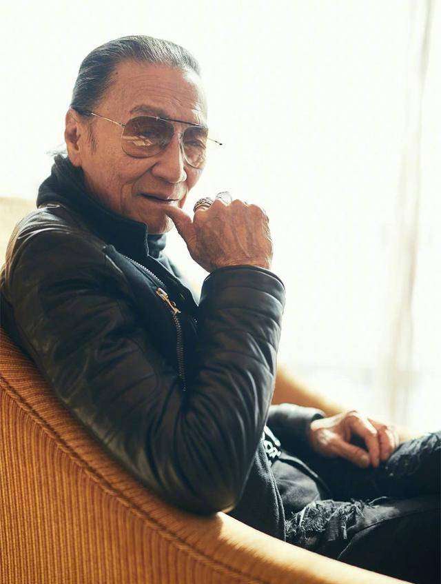 看惯了谢贤戴墨镜扮酷,当他摘下墨镜的瞬间,秒变慈祥老爷爷_谢霆锋