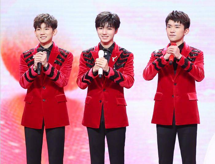 《春晚》中当易烊千玺挑战左手写福时,有谁注意到王俊凯的举动?