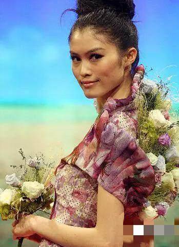 超模何穗早期照片曝光,丑得让人很意外,我就想知道她怎么变白的_仙女