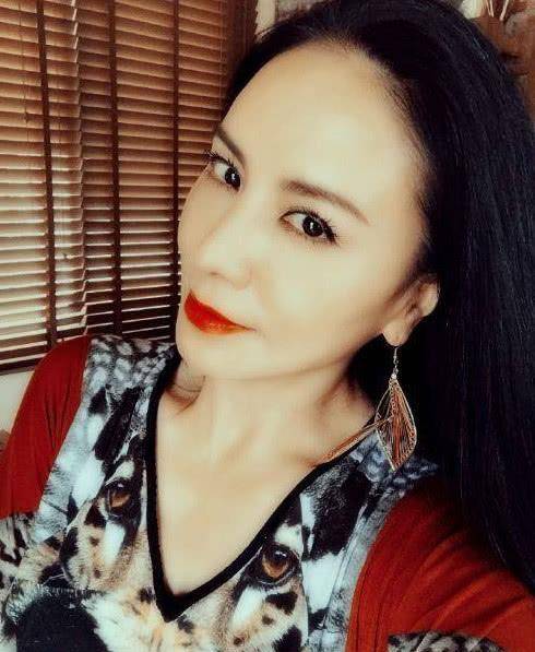 如今,田丽将事业中心转入了内地,在正在热播的《盛唐幻夜》中饰演拓月