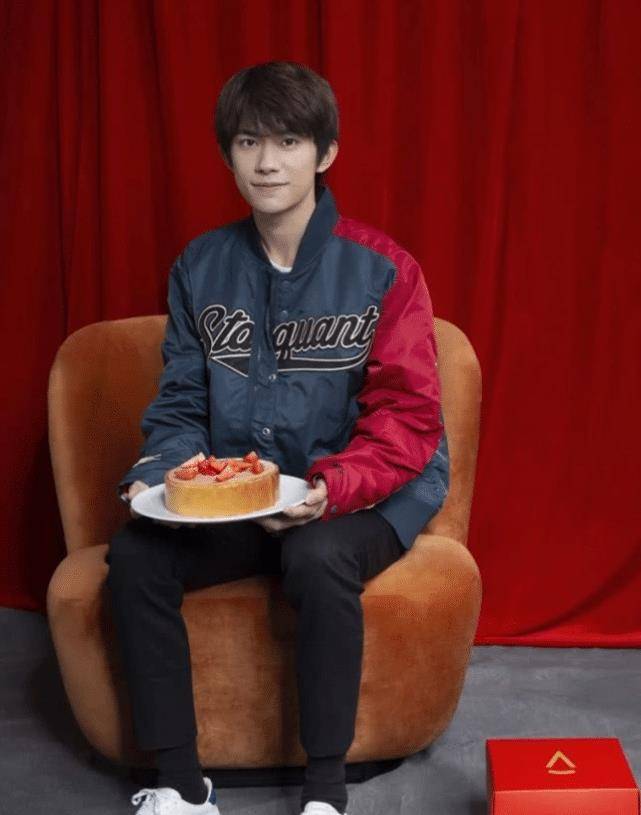 管不住千玺了,大胆挑战女生"液体袜",穿成小鸟脚踝_易烊_身材_袜子