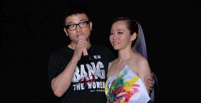 张靓颖与年轻帅哥牵手出行,网友一边倒的支持,冯柯这差人缘_婚姻_妈妈