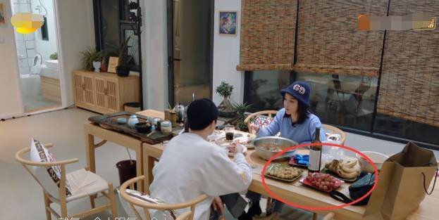 袁姗姗孙坚吃年夜饭只有3道菜,旁边食物亮了,瘦子的自然反应!