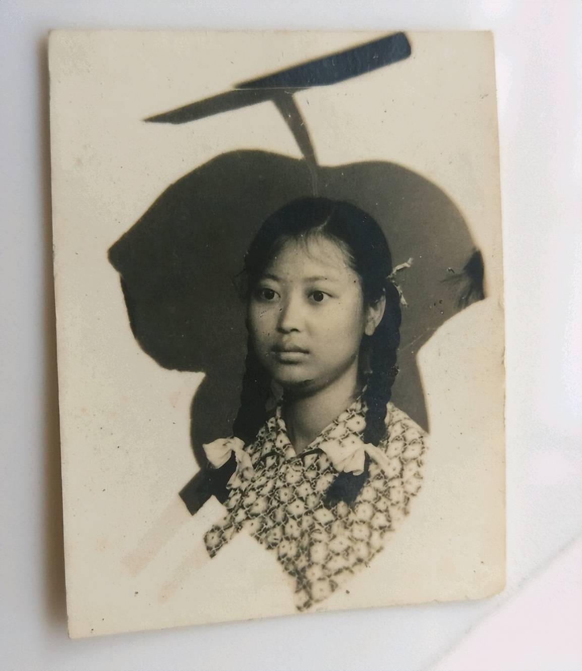 老照片:上世纪五十年代年轻美女,圆脸蛋,很质朴_女孩子_青春_漂亮