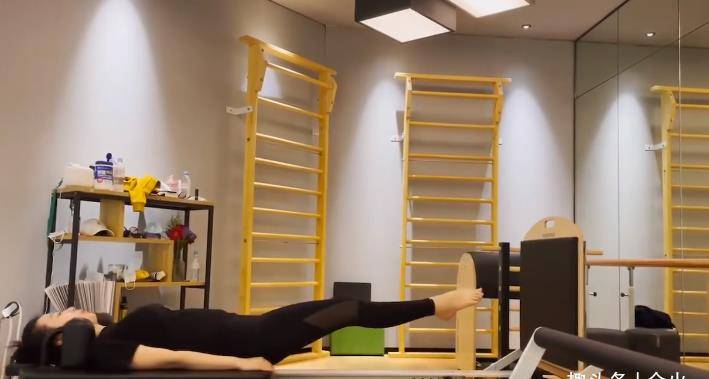 王石娇妻田朴珺秀身材,长袜过膝露一截美腿,小脸白美无一丝皱纹_健身