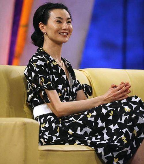 张曼玉就是太瘦的缘故,脸颊凹陷老气横秋,但气质依然不俗!