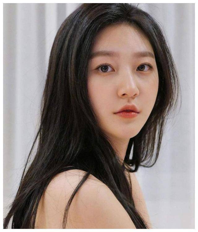 韩星金赛纶酒驾被罚10万,去咖啡店打工还债,大美女哭出泪沟了?