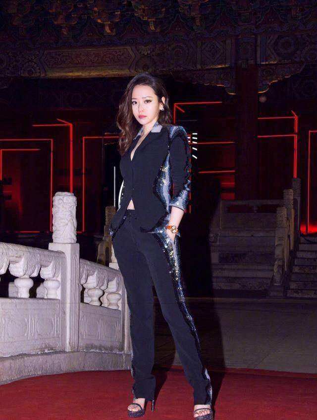 张靓颖只会唱歌?你不知道了吧!人家还超级的会穿!_西装_造型_衣品