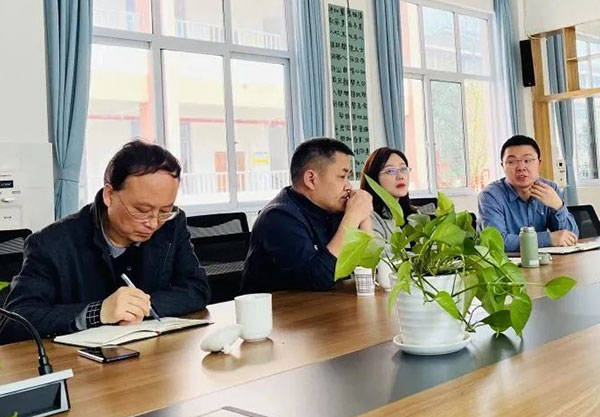 都江堰市教育局领导一行莅聚源小学调研指导工作_发展_研究_特色