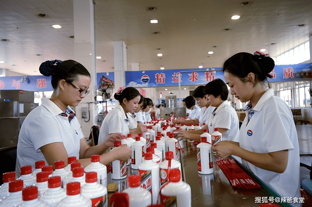 茅台员工自拍食堂照片,引起热议,网友调侃:吃饭不来瓶茅台?