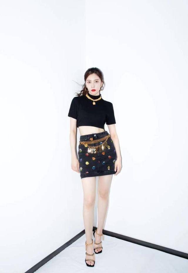 宋妍霏造型简单利落,气质上更优雅有魅力_黑色_上衣_style