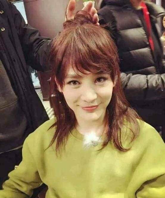 邹凯的扮演者孙坚长相帅气,同样又有点秀气,因此当孙坚男扮女装之后
