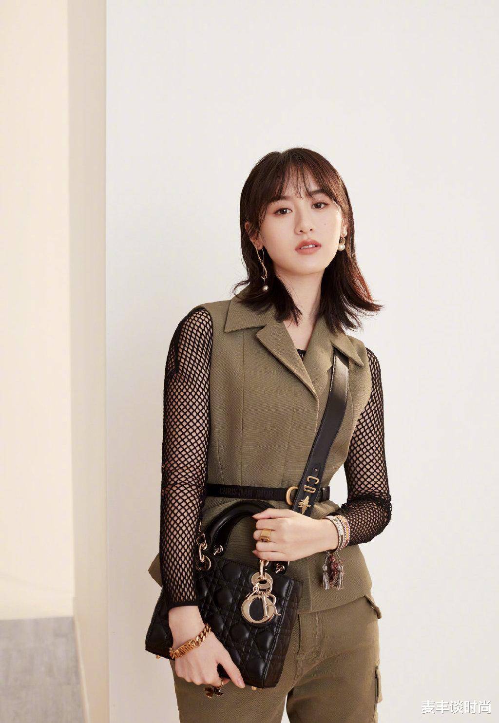 果然是"摆拍",袁冰妍格纹西装裙干练霸气,拍照手机屏幕都黑了_高跟鞋